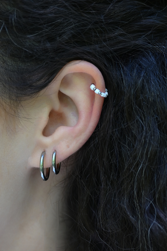 Earcuff_m_weiß_silber_06.jpg